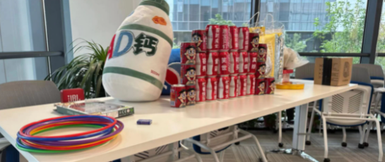 【互旦小新聞】挑戰(zhàn)幼稚園游戲，沒人能保持嚴肅臉！